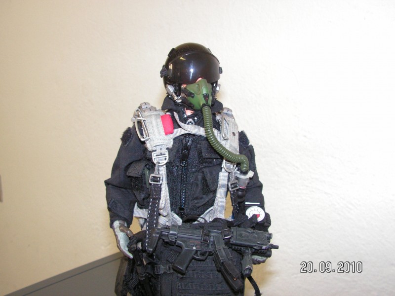 Figurino Paracadutista In Assetto Alta Quota Di Lancio Con Ossigeno